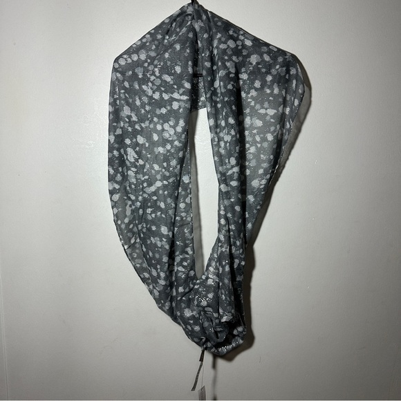 Chico’s NWT 20x70 Fawn Fun Foil Infinity Gray Patterned Women's Scarf - Picture 1 of 6